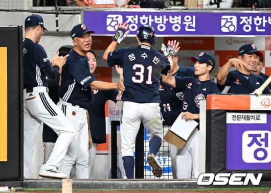 [OSEN=대전, 이대선 기자] 19일 오후 대전 한화생명볼파크에서 2025 신한 SOL Bank KBO리그 한화 이글스와 두산 베어스의 경기가 열렸다.한화는 와이스, 두산은 콜어빈을 선발로 내세웠다.7회초 1사 3루 두산 김인태의 땅볼 때 홈을 밟은 정수빈이 더그아웃에서 환호하고 있다. 2025.08.19 /sunday@osen.co.kr