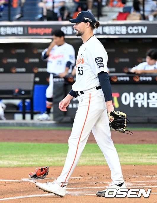 [OSEN=대전, 이대선 기자] 19일 오후 대전 한화생명볼파크에서 2025 신한 SOL Bank KBO리그 한화 이글스와 두산 베어스의 경기가 열렸다.한화는 와이스, 두산은 콜어빈을 선발로 내세웠다.1회초 1사 1,3루에서 두산 양의지에게 희생플라이를 허용한 한화 와이스가 아쉬워하고 있다.  2025.08.19 /sunday@osen.co.kr