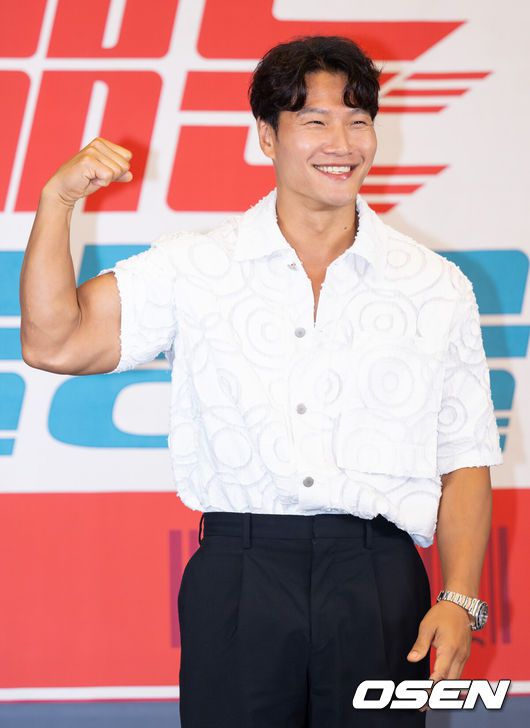 [OSEN=김성락 기자] 2일 오후 서울 서초구 더 리버사이드 호텔 강남에서 JTBC 예능 ‘택배는 몽골몽골’ 제작발표회가 열렸다. 방송인 김종국이 취재진을 향해 포즈를 취하고 있다. 2023.08.02 /ksl0919@osen.co.kr