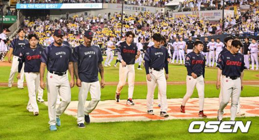 [OSEN=잠실, 박준형 기자] 프로야구 LG 트윈스가롯데 자이언츠를9연패에 몰아넣었다. 롯데는 20년 만에 9연패를 당했다.LG는19일 서울 잠실구장에서 열린 2025 KBO리그 롯데와 경기에서 5-0으로 승리했다. LG는 이날 승리하고, 2위 한화 이글스가 패배하면서 승차를 3경기 차로 벌렸다.경기종료 후 롯데 선수들이 패배에 아쉬워하고 있다.  2025.08.19 / soul1014@osen.co.kr