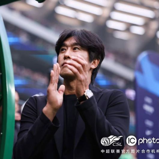 [사진] 청두 룽청의 새 역사를 만들어 나가고 있는 서정원 감독.