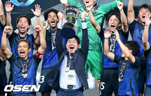 [OSEN=용인, 최규한 기자] 한국축구가 일본에 사상 첫 3연패를 당했다.홍명보 감독이 이끄는 남자축구대표팀은 15일 오후 용인 미르스타디움에서 열린 2025 동아시아축구연맹(EAFF) E-1 챔피언십(동아시안컵) 3차전에서 숙적 일본에게 0-1로 패해 우승컵 탈환에 실패했다.우승을 거머쥔 일본 모리야스 하지메 감독이 트로피를 들어올리며 선수들과 환호하고 있다. 2025.07.15 / dreamer@osen.co.kr