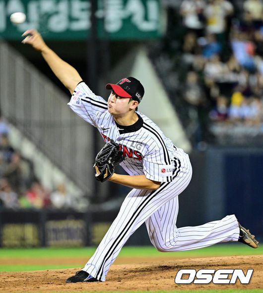 [OSEN=잠실, 최규한 기자] 20일 서울 잠실야구장에서 ‘2025 신한 SOL Bank KBO리그’ LG 트윈스와 롯데 자이언츠의 경기가 열렸다.홈팀 LG는 손주영, 방문팀 롯데는 나균안을 선발로 내세웠다.8회초 마운드에 오른 LG 투수 김영우가 힘차게 공을 뿌리고 있다. 2025.08.20 / dreamer@osen.co.kr