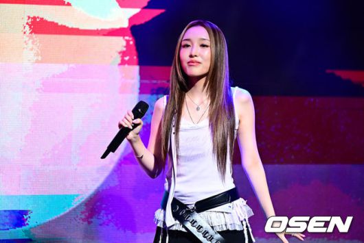 [OSEN=지형준 기자] 21일 서울 강남구 CGV 청담 씨네시티 MCUBE에서 민지운 첫 EP 앨범 ‘Pink, then grey’ 발매 기념 미디어 쇼케이스가 열렸다.민지운의 첫 EP 앨범 ‘Pink, then grey’는 사랑의 감정을 세련되게 풀어낸 총 6곡이 수록, 민지운이 전곡 작사, 작곡에 참여하며 싱어송라이터로서 한층 더 넓어진 음악적 스펙트럼을 담은 앨범으로 많은 기대를 모으고 있다.가수 민지운이 무대를 선보이고 있다. 2025.08.21. / jpnews@osen.co.kr