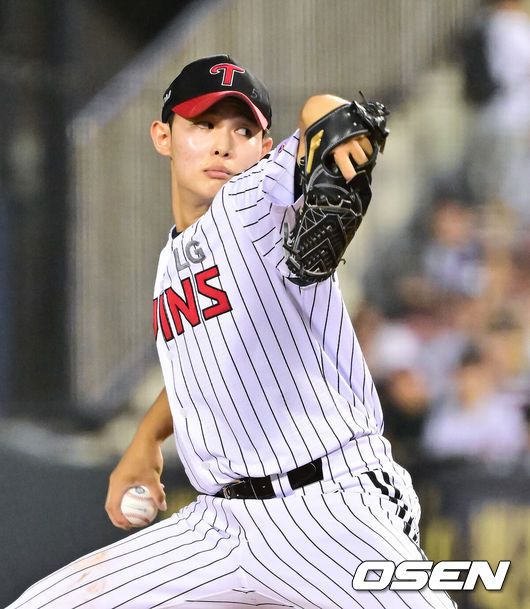 [OSEN=잠실, 박준형 기자] 19일 오후 서울 잠실구장에서 ‘2025 신한 SOL BANK KBO리그’ LG 트윈스와 롯데 자이언츠의 경기가 진행됐다.이날 LG는 톨허스트를, 롯데는 벨라스케즈를 선발투수로 내세웠다.8회초 LG 김영우 투수가 역투하고 있다 2025.08.19 / soul1014@osen.co.kr