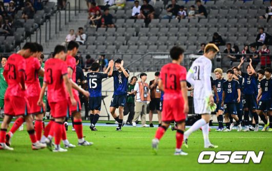 [OSEN=용인, 지형준 기자] 대굴욕이다. 한국축구가 일본에 사상 첫 3연패를 당했다.홍명보 감독이 이끄는 남자축구대표팀은 15일 오후 7시 24분 용인 미르스타디움에서 개최되는 2025 동아시아축구연맹(EAFF) E-1 챔피언십(동아시안컵) 3차전에서 숙적 일본에게 0-1로 패해 우승컵 탈환에 실패했다.대회 3승의 일본이 통산 세 번째 우승을 달성했다. 일본은 안방의 한국을 누르고 대회 2연패까지 가져갔다. 한국은 여전히 5회 우승으로 최다우승이지만 2개 대회 연속 일본에 밀렸다.일본 선수들이 우승을 기뻐하고 있다. 2025.07.15 / jpnews@osen.co.kr