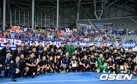 [OSEN=용인, 지형준 기자] 대굴욕이다. 한국축구가 일본에 사상 첫 3연패를 당했다.홍명보 감독이 이끄는 남자축구대표팀은 15일 오후 7시 24분 용인 미르스타디움에서 개최되는 2025 동아시아축구연맹(EAFF) E-1 챔피언십(동아시안컵) 3차전에서 숙적 일본에게 0-1로 패해 우승컵 탈환에 실패했다.대회 3승의 일본이 통산 세 번째 우승을 달성했다. 일본은 안방의 한국을 누르고 대회 2연패까지 가져갔다. 한국은 여전히 5회 우승으로 최다우승이지만 2개 대회 연속 일본에 밀렸다.일본 선수단이 원정 응원단과 우승을 기뻐하고 있다. 2025.07.15 / jpnews@osen.co.kr