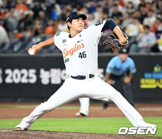 [OSEN=대전, 이대선 기자] 20일 오후 대전 한화생명볼파크에서 2025 신한 SOL Bank KBO리그 한화 이글스와 두산 베어스의 경기가 열렸다.한화는 조동욱, 두산은 곽빈을 선발로 내세웠다.6회초 한화 이태양이 역투하고 있다. 2025.08.20 /sunday@osen.co.kr