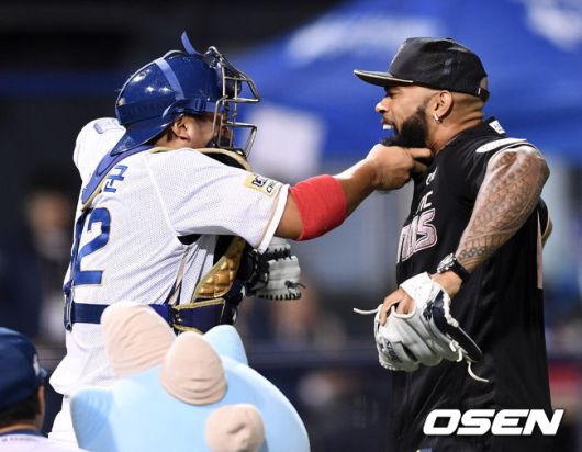 [OSEN=창원, 이대선 기자] 20일 오후 경남 창원 마산야구장에서 열린 '2017 타이어뱅크 KBO리그' 플레이오프 3차전 NC 다이노스와 두산 베어스의 경기에 앞서 밀워키 테임즈가 시구를 마치고 NC 김태군과 수염 세리머니를 펼치고 있다. /sunday@osen.co.kr