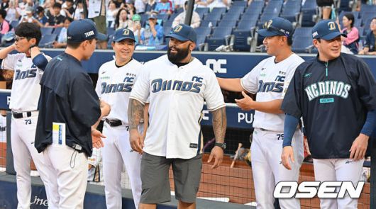 [OSEN=창원, 이석우 기자] 22일 창원NC파크에서 2025 신한 SOL 뱅크 KBO 리그 NC 다이노스와 롯데 자이언츠의 경기가 열렸다. 홈팀 NC는 신민혁이, 방문팀 롯데는 박세웅이 선발 출전했다. 전 NC 다이노스 테임즈가 코치들과 만나 인사를 하고 있다. 2025.08.22 / foto0307@osen.co.kr
