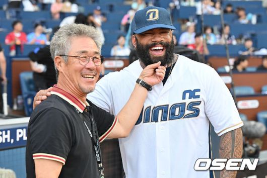 [OSEN=창원, 이석우 기자] 22일 창원NC파크에서 2025 신한 SOL 뱅크 KBO 리그 NC 다이노스와 롯데 자이언츠의 경기가 열렸다. 홈팀 NC는 신민혁이, 방문팀 롯데는 박세웅이 선발 출전했다. 전 NC 다이노스 테임즈가 전 이광길 코치와 만나 인사를 하고 있다. 2025.08.22 / foto0307@osen.co.kr