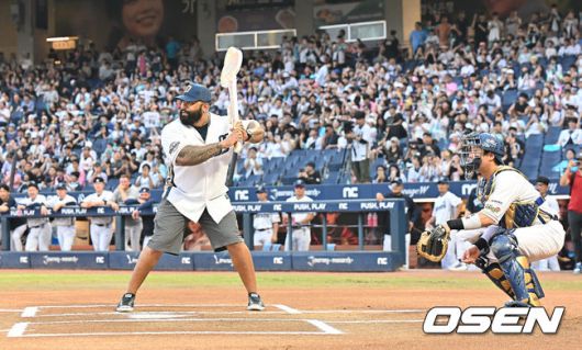 [OSEN=창원, 이석우 기자] 22일 창원NC파크에서 2025 신한 SOL 뱅크 KBO 리그 NC 다이노스와 롯데 자이언츠의 경기가 열렸다. 홈팀 NC는 신민혁이, 방문팀 롯데는 박세웅이 선발 출전했다. 전 NC 다이노스 테임즈가 시타를 하고 있다. 2025.08.22 / foto0307@osen.co.kr