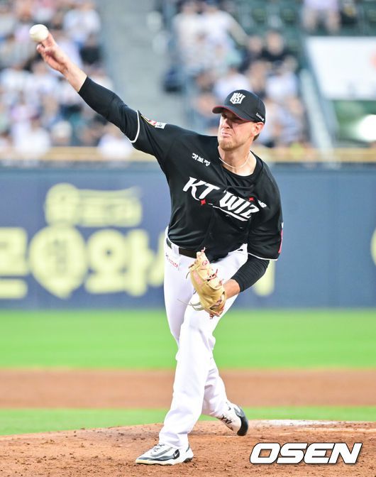 [OSEN=잠실, 박준형 기자] 23일 오후 서울 잠실구장에서 ‘2025 신한 SOL BANK KBO리그’ 두산 베어스와 KT 위즈의 경기가 진행됐다.이날 경기에서 두산은 제환유를, KT는 패트릭을 선발투수로 내세웠다.3회말 KT 선발투수 패트릭이 역투하고 있다. 2025.08.23 / soul1014@osen.co.kr