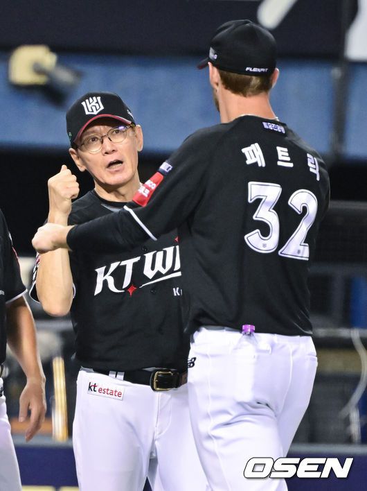 [OSEN=잠실, 박준형 기자] KT의 가을 본능이 꿈틀댄다. 반면 7연승 맹위를 떨치며 가을야구 희망을 품었던두산은 다시 연패 수렁에 빠졌다.프로야구 KT 위즈는 23일 서울 잠실구장에서 열린 2025 신한 SOL뱅크 KBO리그 두산 베어스와의 시즌 14차전에서 6-2로 승리했다.KT는 2연승을 달리며 주말 위닝시리즈를 조기 확보했다. 시즌 58승 4무 57패. 반면 7연승 뒤 2연패에 빠진 두산은 52승 5무 61패가 됐다.경기종료 후 KT 이강철 감독이 승리투수 패트릭과 하이파이브를 하고 있다.  2025.08.23 / soul1014@osen.co.kr