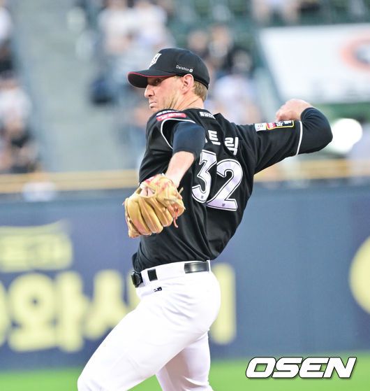 [OSEN=잠실, 박준형 기자] 23일 오후 서울 잠실구장에서 ‘2025 신한 SOL BANK KBO리그’ 두산 베어스와 KT 위즈의 경기가 진행됐다.이날 경기에서 두산은 제환유를, KT는 패트릭을 선발투수로 내세웠다.3회말 KT 선발투수 패트릭이 역투하고 있다. 2025.08.23 / soul1014@osen.co.kr