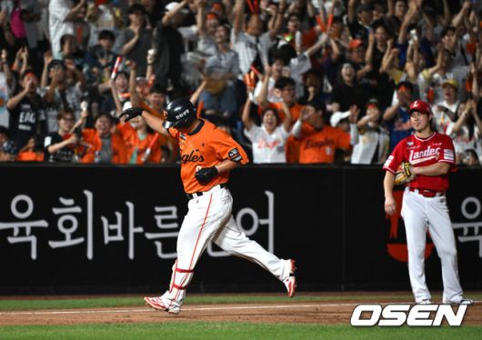 [OSEN=대전, 이대선 기자] 24일 오후 대전 한화생명볼파크에서 2025 신한 SOL Bank KBO리그 한화 이글스와 SSG 랜더스의 경기가 열렸다.한화는 와이스, SSG은 송영진을 선발로 내세웠다.5회말 2사 1루에서 한화 노시환이 좌중월 투런 홈런을 치고 그라운드를 돌고 있다. 2025.08.24 /sunday@osen.co.kr