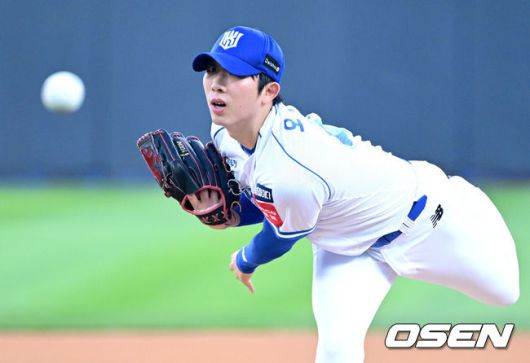 [OSEN=수원, 최규한 기자] 12일 경기도 수원 KT위즈파크에서 ‘2025 신한 SOL Bank KBO리그’ KT 위즈와 LG 트윈스의 경기가 열렸다.홈팀 KT는 오원석, 방문팀 LG는 앤더스 톨허스트를 선발로 내세웠다.1회초 KT 선발 오원석이 힘차게 공을 뿌리고 있다. 2025.08.12 / dreamer@osen.co.kr