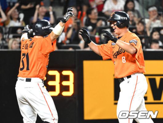 [OSEN=대전, 이대선 기자] 24일 오후 대전 한화생명볼파크에서 2025 신한 SOL Bank KBO리그 한화 이글스와 SSG 랜더스의 경기가 열렸다.한화는 와이스, SSG은 송영진을 선발로 내세웠다.5회말 2사 1루에서 한화 노시환이 좌중월 투런 홈런을 치고 손아섭과 환호하고 있다. 2025.08.24 /sunday@osen.co.kr