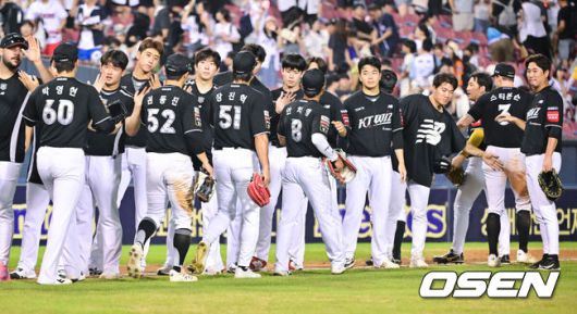 [OSEN=잠실, 박준형 기자] KT의 가을 본능이 꿈틀댄다. 반면 7연승 맹위를 떨치며 가을야구 희망을 품었던두산은 다시 연패 수렁에 빠졌다.프로야구 KT 위즈는 23일 서울 잠실구장에서 열린 2025 신한 SOL뱅크 KBO리그 두산 베어스와의 시즌 14차전에서 6-2로 승리했다.KT는 2연승을 달리며 주말 위닝시리즈를 조기 확보했다. 시즌 58승 4무 57패. 반면 7연승 뒤 2연패에 빠진 두산은 52승 5무 61패가 됐다.경기종료 후 KT 선수들이 승리의 기쁨을 나누고 있다.  2025.08.23 / soul1014@osen.co.kr