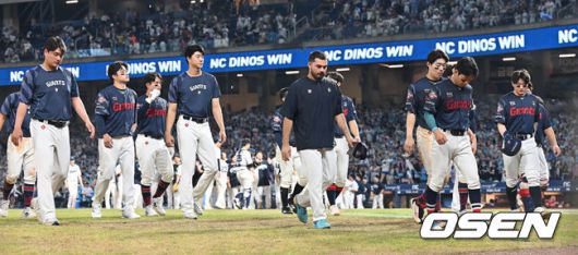 [OSEN=창원, 이석우 기자] 23일 창원NC파크에서 2025 신한 SOL 뱅크 KBO 리그 NC 다이노스와 롯데 자이언츠의 경기가 열렸다. 홈팀 NC는 김녹원이, 방문팀 롯데는 감보아가 선발 출전했다. 롯데 자이언츠 선수들이 NC 다이노스에 1-4로 패하며 12연패에 빠진 후 어두운 표정으로 팬들에게 인사를 마치고 경기장을 나서고 있다. 2025.08.23 / foto0307@osen.co.kr