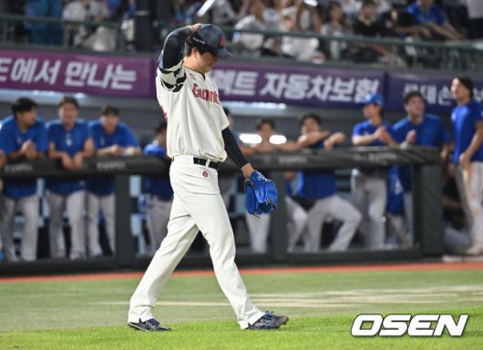 [OSEN=부산, 이석우 기자] 17일 부산 사직야구장에서 2025 신한 SOL 뱅크 KBO 리그 롯데 자이언츠와 삼성 라이온즈의 경기가 열렸다. 홈팀 롯데는 감보아가, 방문팀 삼성은 이승현이 선발 출전했다.롯데 자이언츠 김원중이 9회초 1사 만루 삼성 라이온즈 디아즈에게 우익수 앞 1타점 안타를 맞고 역전을 허용한 후 아쉬워하고 있다. 2025.08.17 / foto0307@osen.co.kr