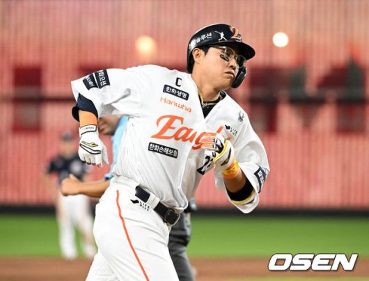 [OSEN=대전, 이대선 기자] 20일 오후 대전 한화생명볼파크에서 2025 신한 SOL Bank KBO리그 한화 이글스와 두산 베어스의 경기가 열렸다.한화는 조동욱, 두산은 곽빈을 선발로 내세웠다.7회말 2사 1,2루에서 한화 채은성이 좌중월 스리런 홈런을 치고 그라운드를 달리고 있다. 2025.08.20 /sunday@osen.co.kr