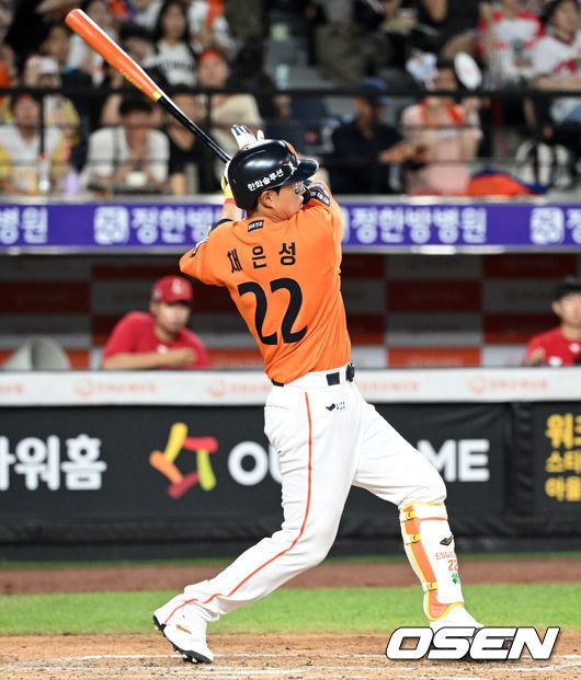 [OSEN=대전, 이대선 기자] 23일 오후 대전 한화생명볼파크에서 2025 신한 SOL Bank KBO리그 한화 이글스와 SSG 랜더스의 경기가 열렸다.한화는 황준서, SSG은 화이트를 선발로 내세웠다.8회말 1사 만루에서 한화 채은성이 좌전 2타점 적시타를 치고 있다. 2025.08.23 /sunday@osen.co.kr