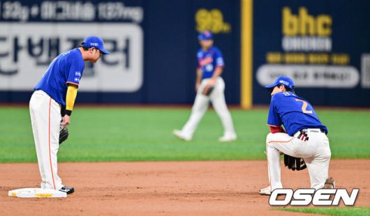 [OSEN=고척, 박준형 기자] 27일 오후 서울 고척스카이돔에서 ‘2025 신한 SOL BANK KBO리그’ 키움 히어로즈와 한화 이글스의 경기가 진행됐다.이날 키움은 메르세데스를, 한화는 문동주를 선발투수로 내세웠다.1회말 무사 1,2루 키움 임지열의 내야땅볼때 송구실책하며 선취점 허용한 심우준 유격수가 아쉬워하고 있다.  2025.08.27 / soul1014@osen.co.kr