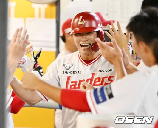 [OSEN=인천, 민경훈 기자] 26일 인천 SSG랜더스필드에서 ‘2025 신한 SOL Bank KBO리그’ SSG 랜더스와 KIA 타이저그의 경기가 열렸다.홈팀 SSG는 문승원, 어웨이팀 KIA는 양현종을 선발로 내세웠다.7회초 SSG 선두타자로 나온 류효승이 우중월 솔로 홈런을 때린 후 덕아웃에서 기뻐하고 있다. 2025.08.26 / rumi@osen.co.kr
