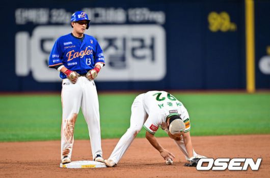 [OSEN=고척, 박준형 기자] 27일 오후 서울 고척스카이돔에서 ‘2025 신한 SOL BANK KBO리그’ 키움 히어로즈와 한화 이글스의 경기가 진행됐다.이날 키움은 메르세데스를, 한화는 문동주를 선발투수로 내세웠다.3회초 무사 1루 한화 심우준의 번트때 어준서 유격수가 포구 실책하며 공을 놓치고 있다.  2025.08.27 / soul1014@osen.co.kr