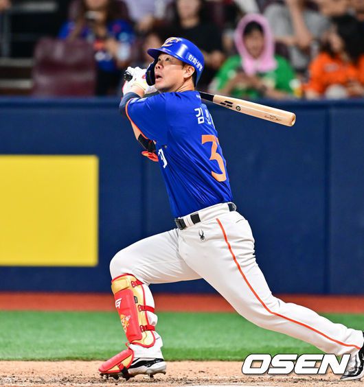 [OSEN=고척, 박준형 기자] 28일 오후 서울 고척스카이돔에서 ‘2025 신한 SOL BANK KBO리그’ 키움 히어로즈와 한화 이글스의 경기가 진행됐다.이날 키움은 하영민을, 한화는 폰세를 선발투수로 내세웠다.5회초 무사 1,2루 한화 김인환이 외야플라이를 날리고 있다. 2025.08.28 / soul1014@osen.co.kr