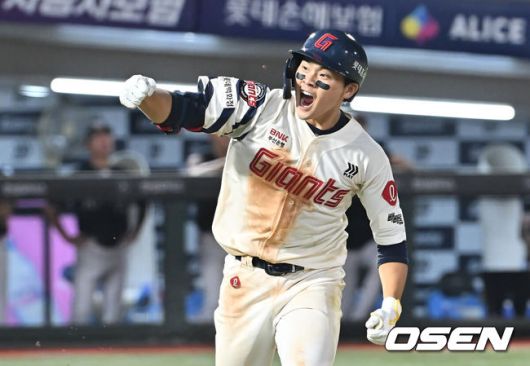 [OSEN=부산, 이석우 기자] 28일 부산 사직야구장에서 2025 신한 SOL 뱅크 KBO 리그 롯데 자이언츠와 KT 위즈의 경기가 열렸다. 홈팀 롯데는 감보아가, 방문팀 KT는 헤이수스가 선발 출전했다.롯데 자이언츠 박찬형이 연장 10회말 우월 동점 솔로 홈런을 치고 포효하고 있다. 2025.08.28 / foto0307@osen.co.kr