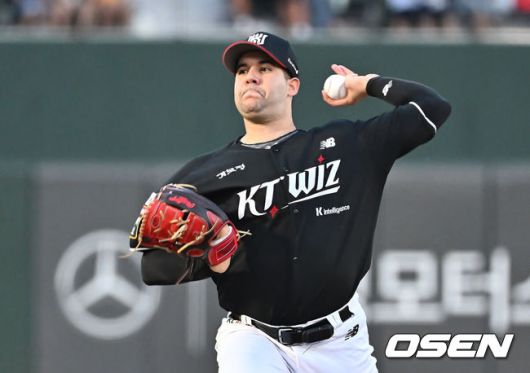 [OSEN=부산, 이석우 기자] 28일 부산 사직야구장에서 2025 신한 SOL 뱅크 KBO 리그 롯데 자이언츠와 KT 위즈의 경기가 열렸다. 홈팀 롯데는 감보아가, 방문팀 KT는 헤이수스가 선발 출전했다.KT 위즈 선발 투수 헤이수스가 역투하고 있다. 2025.08.28 / foto0307@osen.co.kr