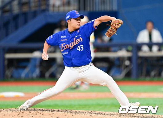 [OSEN=고척, 박준형 기자] 28일 오후 서울 고척스카이돔에서 ‘2025 신한 SOL BANK KBO리그’ 키움 히어로즈와 한화 이글스의 경기가 진행됐다.이날 키움은 하영민을, 한화는 폰세를 선발투수로 내세웠다.7회말 한화 정우주가 역투하고 있다.   2025.08.28 / soul1014@osen.co.kr