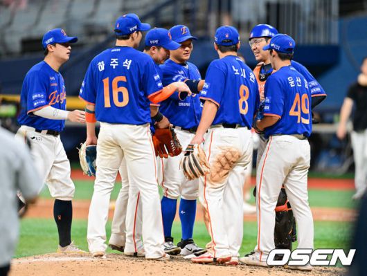 [OSEN=고척, 박준형 기자] 프로야구 한화 이글스가 올 시즌 고척 원정 9경기를 모두 승리로 마치며 1위 추격을 이어갔다. 에이스 코디 폰세는 메이저리그 11개 구단 스카우트들이 지켜보는 앞에서 개막 16연승을 질주했다.한화는 28일 서울 고척스카이돔에서 열린 2025 신한 SOL Bank KBO리그 키움 히어로즈와의 원정경기를 9-3으로 승리했다.경기종료 후 한화 선수들이 승리의 기쁨을 나누고 있다.  2025.08.28 / soul1014@osen.co.kr