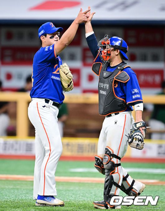 [OSEN=고척, 박준형 기자] 프로야구 한화 이글스가 부상에서 돌아온 문동주의 데뷔 첫 10승 호투에 힘입어 4연승을 달렸다. 고척 원정에서 8전 전승 행진까지 이어갔다.한화는 27일 서울 고척스카이돔에서 열린 2025 신한 SOL Bank KBO리그 키움 히어로즈와의 원정경기를 3-1로 승리했다.경기종료 후 한화 김서현과 최재훈 포수가 승리의 기쁨을 나누고 있다.  2025.08.27 / soul1014@osen.co.kr