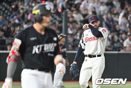 [OSEN=부산, 이석우 기자] 28일 부산 사직야구장에서 2025 신한 SOL 뱅크 KBO 리그 롯데 자이언츠와 KT 위즈의 경기가 열렸다. 홈팀 롯데는 감보아가, 방문팀 KT는 헤이수스가 선발 출전했다.롯데 자이언츠 선발 투수 감보아가 4회초 2사 1,2루 KT 위즈 장진혁을 2루수 플라이로 잡고 더그아웃으로 들어가고 있다. 2025.08.28 / foto0307@osen.co.kr
