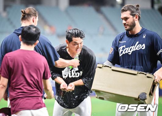 [OSEN=고척, 박준형 기자] 프로야구 한화 이글스가 부상에서 돌아온 문동주의 데뷔 첫 10승 호투에 힘입어 4연승을 달렸다. 고척 원정에서 8전 전승 행진까지 이어갔다.한화는 27일 서울 고척스카이돔에서 열린 2025 신한 SOL Bank KBO리그 키움 히어로즈와의 원정경기를 3-1로 승리했다.경기종료 후 데뷔 첫 10승 달성한 한화 문동주가 동료들에게 축하 물세례를 받고 있다.  2025.08.27 / soul1014@osen.co.kr