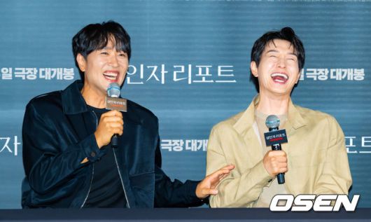 [OSEN=박준형 기자]  28일 오후 서울 용산아이파크몰 내 용산 CGV에서 영화 '살인자 리포트' 언론시사회가 진행됐다.영화 ‘살인자 리포트’는 특종에 목마른 베테랑 기자 선주(조여정)에게 정신과 의사 영훈(정성일)이 연쇄살인을 고백하는 인터뷰를 요청하면서 벌어지는 이야기다.조영준 감독이 질문을 듣고 있다.   2025.08.28 / soul1014@osen.co.kr