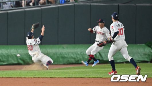 [OSEN=부산, 이석우 기자] 28일 부산 사직야구장에서 2025 신한 SOL 뱅크 KBO 리그 롯데 자이언츠와 KT 위즈의 경기가 열렸다. 홈팀 롯데는 감보아가, 방문팀 KT는 헤이수스가 선발 출전했다.롯데 자이언츠 박찬형이 8회초 무사 KT 위즈 강백호의 타구를 놓치고 있다. 2025.08.28 / foto0307@osen.co.kr