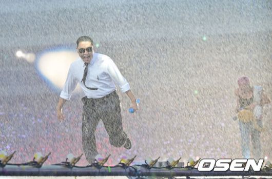 [OSEN=인천, 박준형 기자] 28일 인천 아시아드 주경기장에서 ‘싸이흠뻑쇼 SUMMERSWAG2025(썸머스웨그2025)’ 첫 공연이 진행됐다.이날 첫 공연에는 지드래곤과 블랙핑크의 로제가 깜짝 등장해 관객들의 뜨거운 환호를 받았다. 로제에 이어 두 번째 게스트로 모습을 드러낸 지드래곤은 'PO￦ER'와 'HOME SWEET HOME'을 부르며 무대를 누볐다.싸이가 지드래곤과 함께 멋진 무대를 펼치고 있다  2025.06.28 /soul1014@osen.co.kr