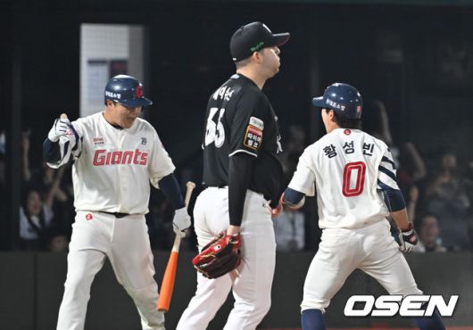 [OSEN=부산, 이석우 기자] 28일 부산 사직야구장에서 2025 신한 SOL 뱅크 KBO 리그 롯데 자이언츠와 KT 위즈의 경기가 열렸다. 홈팀 롯데는 감보아가, 방문팀 KT는 헤이수스가 선발 출전했다.롯데 자이언츠 황성빈이 6회말 1사 1,2루 정훈의 1루 땅볼 아웃때 포수 송구 실책을 틈타 홈까지 쇄도, 득점에 성공한 후 환호하고 있다. 2025.08.28 / foto0307@osen.co.kr