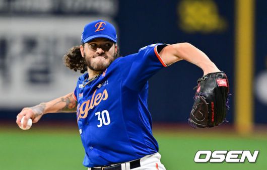 [OSEN=고척, 박준형 기자] 28일 오후 서울 고척스카이돔에서 ‘2025 신한 SOL BANK KBO리그’ 키움 히어로즈와 한화 이글스의 경기가 진행됐다.이날 키움은 하영민을, 한화는 폰세를 선발투수로 내세웠다.3회말 한화 선발투수 폰세가 역투하고 있다.  2025.08.28 / soul1014@osen.co.kr