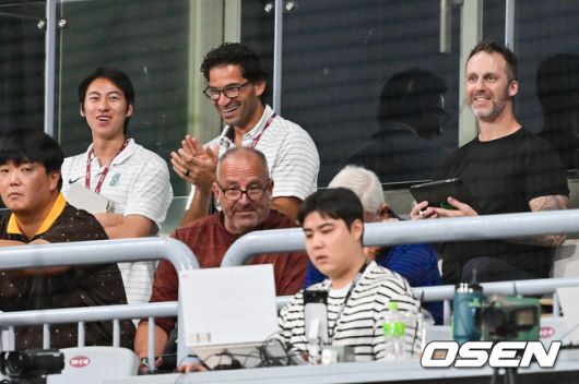 [OSEN=고척, 박준형 기자] 28일 오후 서울 고척스카이돔에서 ‘2025 신한 SOL BANK KBO리그’ 키움 히어로즈와 한화 이글스의 경기가 진행됐다.이날 키움은 하영민을, 한화는 폰세를 선발투수로 내세웠다.7회말 한화 정우주의 세타자 연속 3구 삼진에 MLB 스카우터들이 박수를 치며 미소 짓고 있다.  2025.08.28 / soul1014@osen.co.kr