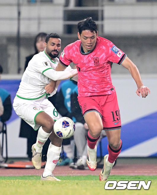 [OSEN=고양, 최규한 기자] 대한민국 남자축구대표팀이 20일 고양종합운동장에서 ‘2026 국제축구연맹(FIFA) 북중미 월드컵’ 아시아지역 3차 예선 B조 7차전 오만과 맞대결을 펼쳤다.B조에 속해 있는한국은 4승 2무, 승점 14로 조 선두를 달리고 있다. 2위는 이라크(승점 11), 3위는 요르단(승점 9)이다.한국이 이번 2연전에서 2승을 거두면 북중미 월드컵 본선진출을 조기에 확정한다.후반 한국 오세훈이 돌파를 펼치고 있다. 2025.03.20 / dreamer@osen.co.kr