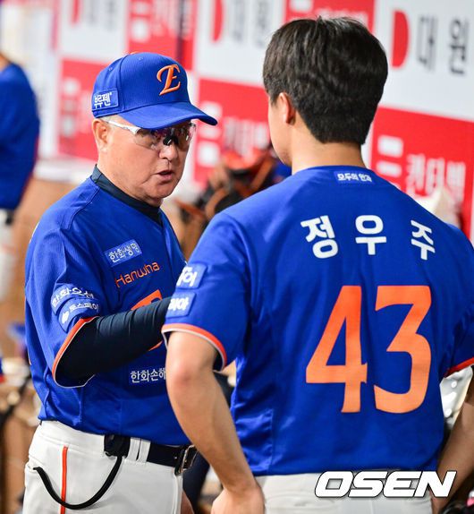 [OSEN=고척, 박준형 기자] 28일 오후 서울 고척스카이돔에서 ‘2025 신한 SOL BANK KBO리그’ 키움 히어로즈와 한화 이글스의 경기가 진행됐다.이날 키움은 하영민을, 한화는 폰세를 선발투수로 내세웠다.8회초 이닝종료 후 한화 김경문 감독이 정우주를 찾아 독려하고 있다.  2025.08.28 / soul1014@osen.co.kr