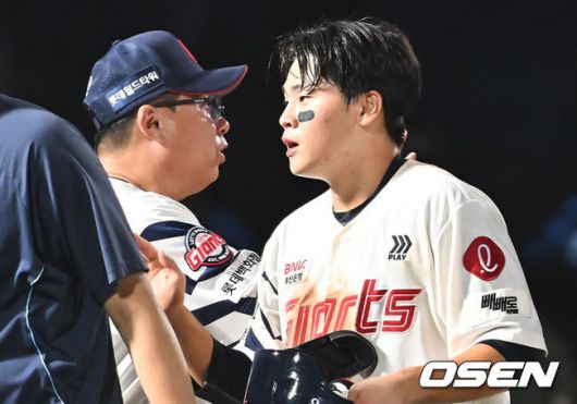 [OSEN=부산, 이석우 기자] 28일 부산 사직야구장에서 2025 신한 SOL 뱅크 KBO 리그 롯데 자이언츠와 KT 위즈의 경기가 열렸다. 홈팀 롯데는 감보아가, 방문팀 KT는 헤이수스가 선발 출전했다.롯데 자이언츠 박찬형이 연장 11회말 2사 만루 끝내기 안타를 치고 김태형 감독과 하이파이브를 하고 있다. 2025.08.28 / foto0307@osen.co.kr