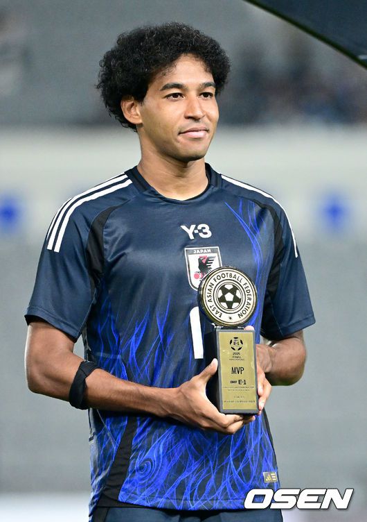 [OSEN=용인, 최규한 기자] 한국축구가 일본에 사상 첫 3연패를 당했다.홍명보 감독이 이끄는 남자축구대표팀은 15일 오후 용인 미르스타디움에서 열린 2025 동아시아축구연맹(EAFF) E-1 챔피언십(동아시안컵) 3차전에서 숙적 일본에게 0-1로 패해 우승컵 탈환에 실패했다.MVP를 거머쥔 일본 저메인 료가 기념촬영을 하고 있다. 2025.07.15 / dreamer@osen.co.kr