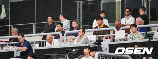 [OSEN=고척, 박준형 기자] 28일 오후 서울 고척스카이돔에서 ‘2025 신한 SOL BANK KBO리그’ 키움 히어로즈와 한화 이글스의 경기가 진행됐다.이날 키움은 하영민을, 한화는 폰세를 선발투수로 내세웠다.키움 송성문과 한화 폰세를 보기 위해 고척스카이돔을 찾은 MLB 스카우터들. 2025.08.28 / soul1014@osen.co.kr