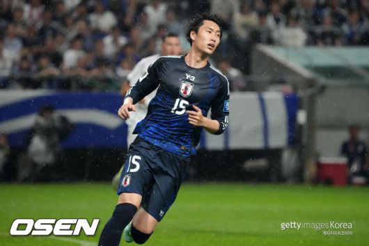 [OSEN=용인, 지형준 기자] 홍명보 감독이 이끄는 남자축구대표팀이 15일 오후 용인 미르스타디움에서 2025 동아시아축구연맹(EAFF) E-1 챔피언십(동아시안컵) 3차전 일본과 경기를 가졌다.한국은 1차전서 중국을 3-0, 2차전서 홍콩을 2-0으로 완파했다. 하지만 일본이 1차전서 홍콩을 6-1, 2차전서 중국을 2-0으로 이겼다. 골득실 +7의 일본이 +5의 한국을 누르고 조 선두인 상황이다. 나란히 2승을 거둔 한국과 일본은 대회 우승컵을 놓고 격돌한다.전반 한국 김문환이 일본 소마에 밀려 넘어지며 항의하는 소마를 말리고 있다. 2025.07.15 / jpnews@osen.co.kr